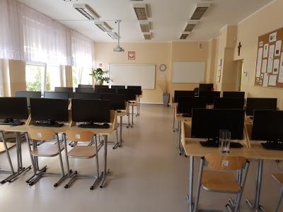 fotografia pracowni komputerowej