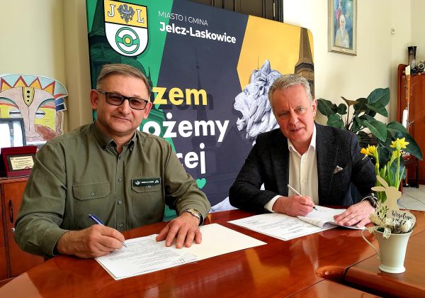 burmistrz i nadleśniczy podpisują umowę